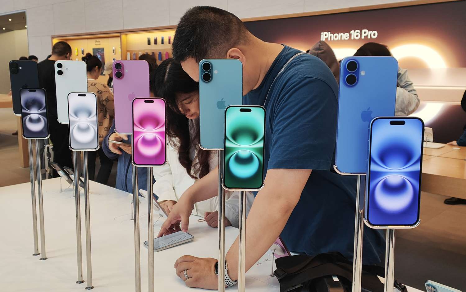 Five-out-of-the-Top-10-Best-Selling-Phones-in-China-Are-iPhones